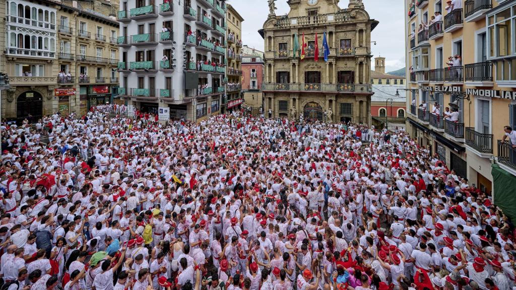 Ambiente en la plaza del ayuntamiento de Pamplona momentos antes del chupinazo.