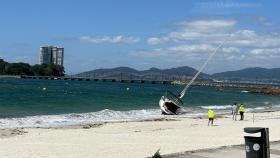 Un velero encallado este sábado en la playa de Canido, en Vigo.