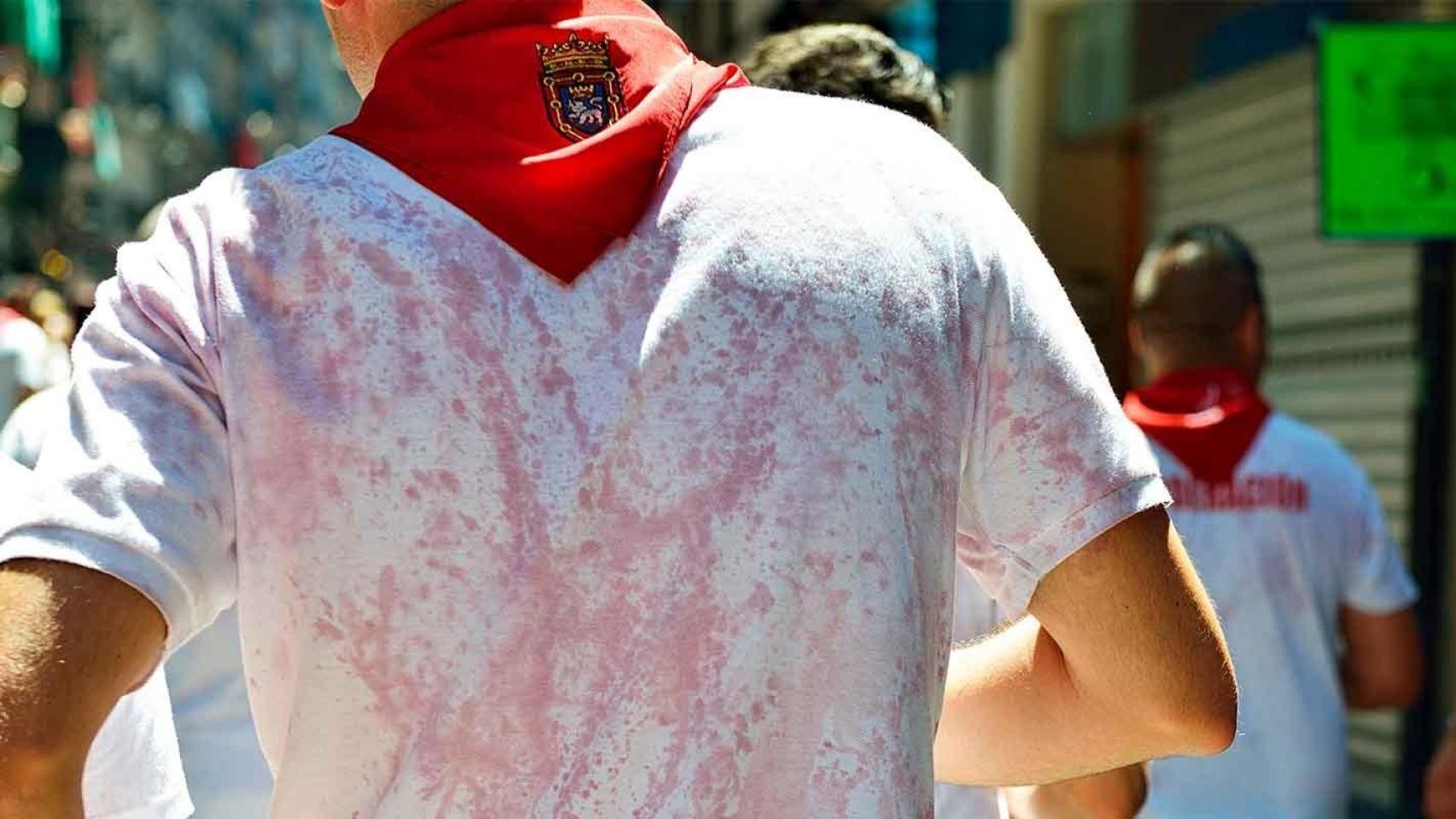 Imagen de archivo de un joven durante las fiestas de San Fermín.