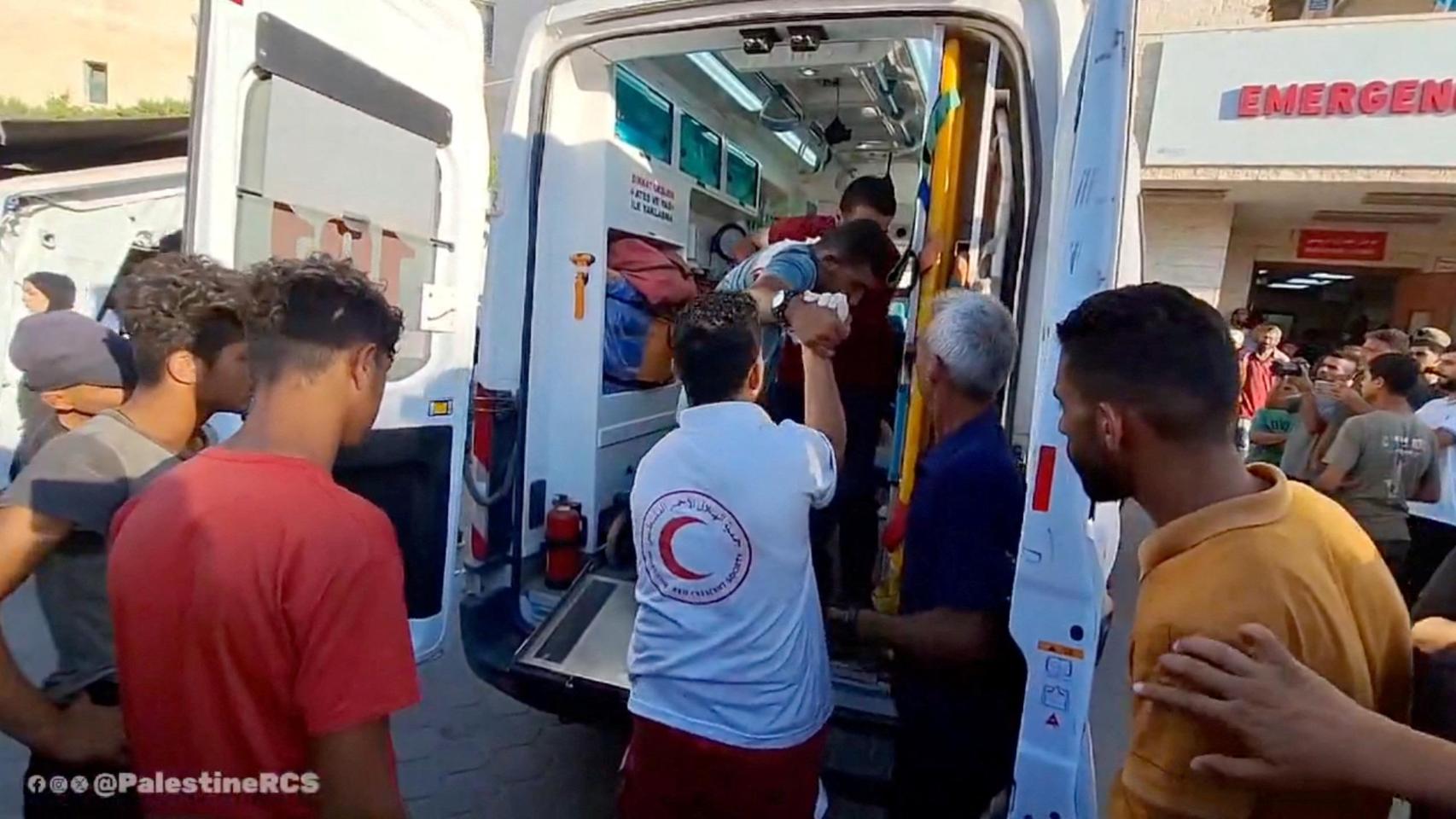 Palestinos heridos son trasladados por la Media Luna Roja al hospital de los Mártires de Al-Aqsa.