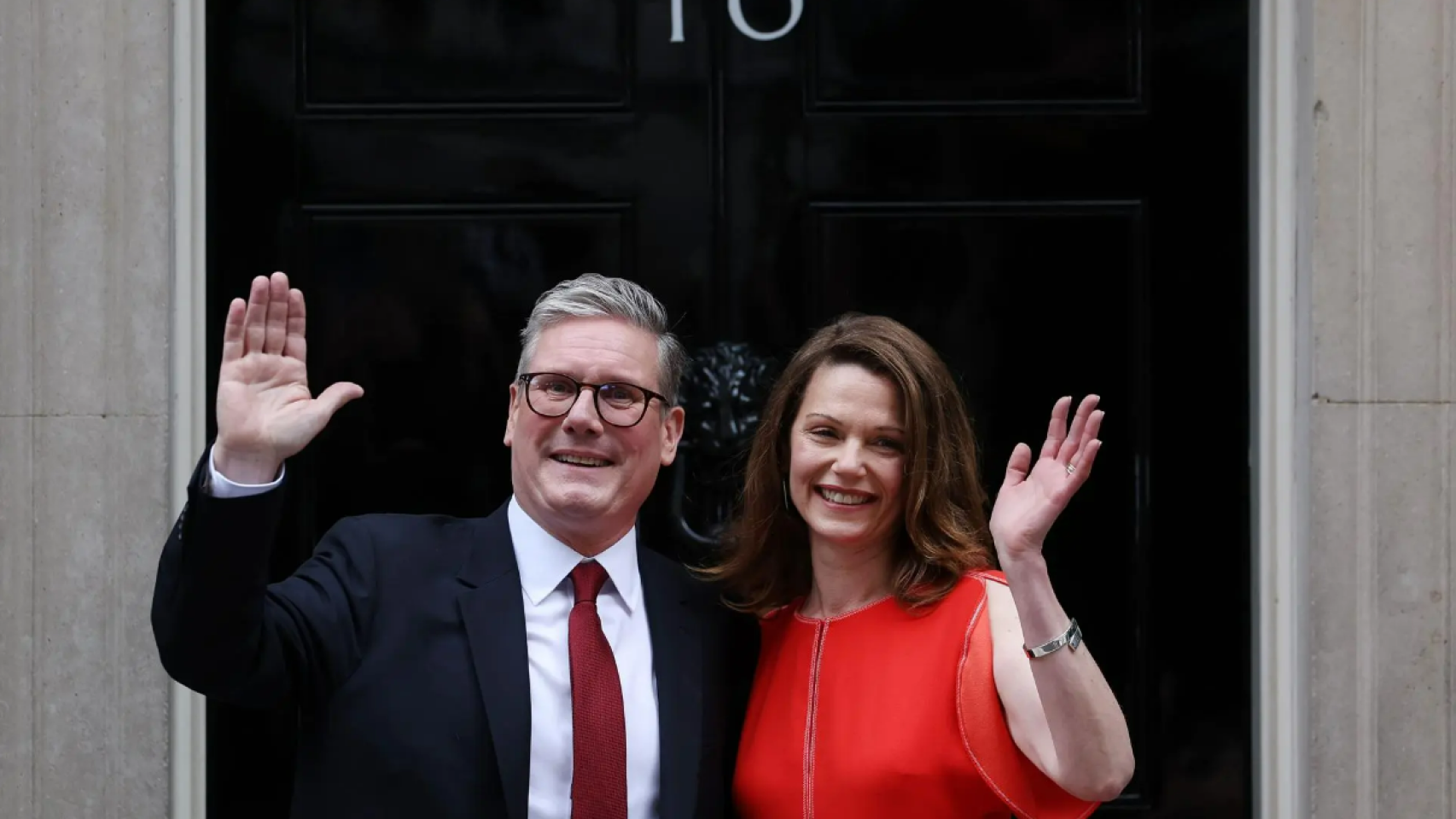 El nuevo primer ministro británico, Keir Starmer, junto a su esposa, a su llegada al 10 de Downing Street de Londres el pasado viernes.