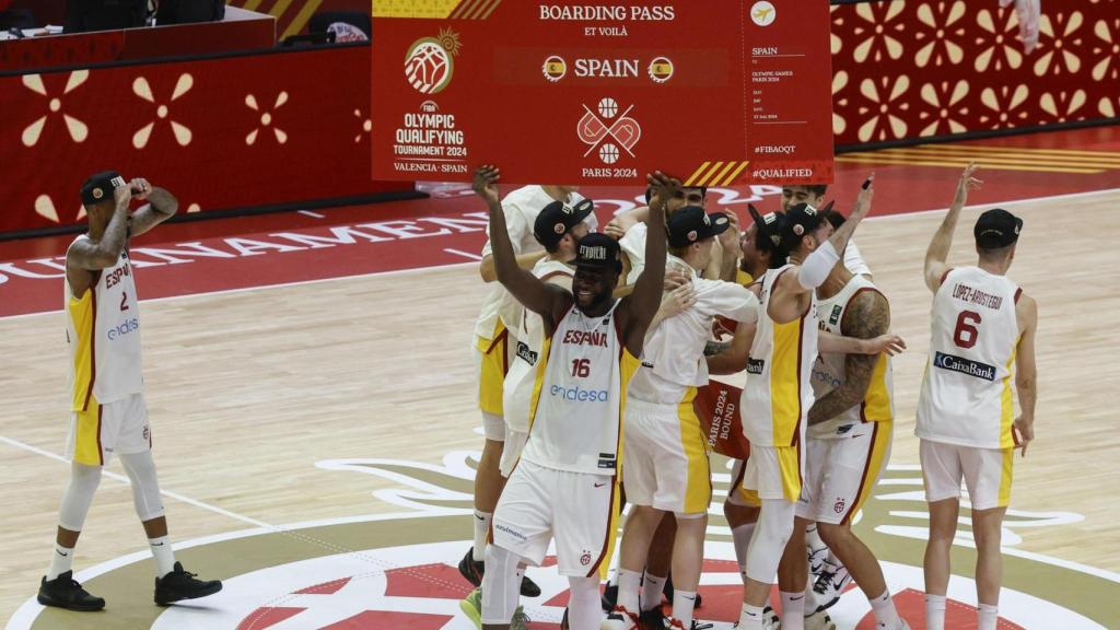 Los jugadores de la selección española celebran la clasificación a los Juegos Olímpicos de París.