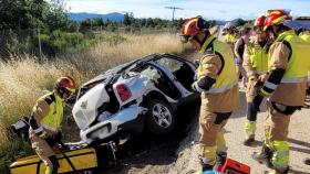 Imagen del vehículo que se salió de la carretera en la N-630, en León.