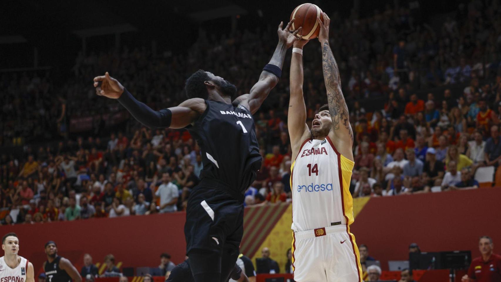 Willy Hernangomez intenta una canasta ante DeAndre Ayton durante el partido de España contra Bahamas.