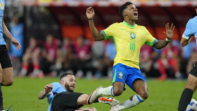 Rodrygo sufre una dura entrada de Nández.