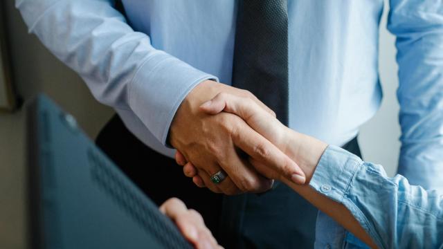 Dos personas sellando un acuerdo.