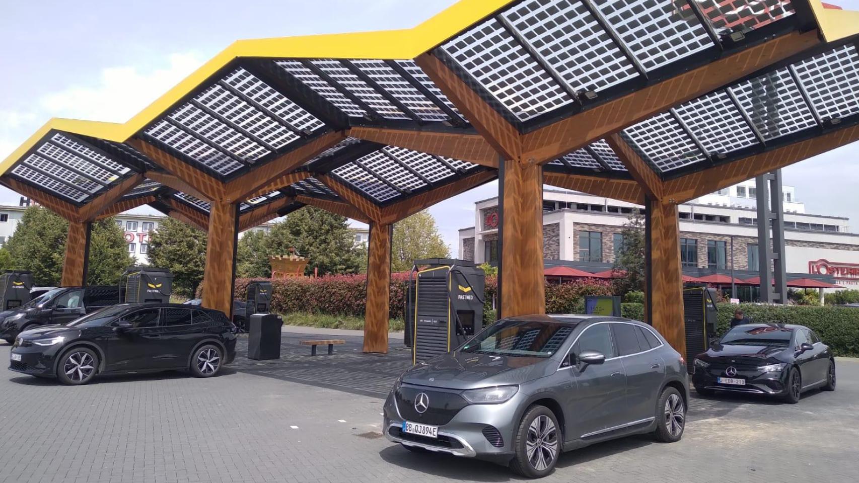 Estación de recarga de Fastned con 12 puntos de 300 kW en Alemania.