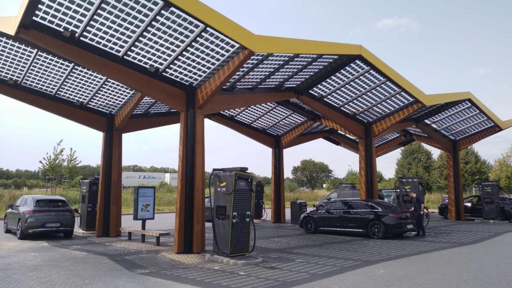 En esta estación los coches paran alrededor de 20 minutos para cargar.