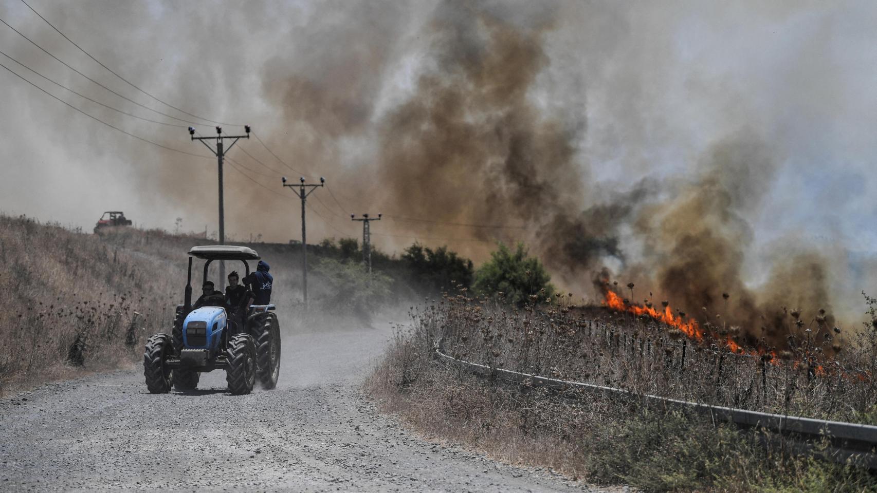 Fuego en el norte de Israel cerca de la frontera con Líbano tras un ataque con cohetes de Hezbolá.