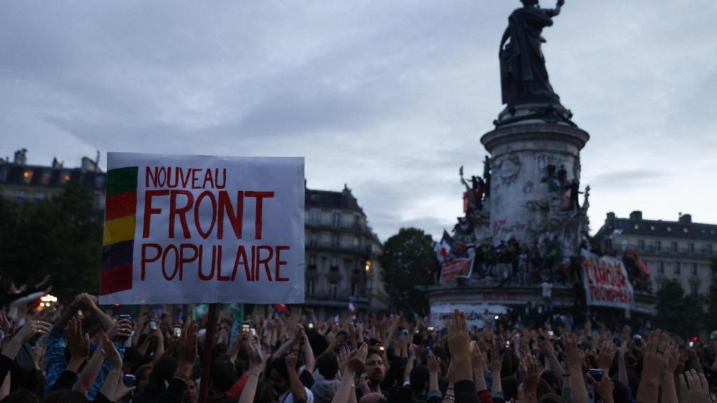 Un grupo de personas celebra la victoria del Nuevo Frente Popular en las elecciones de Francia.