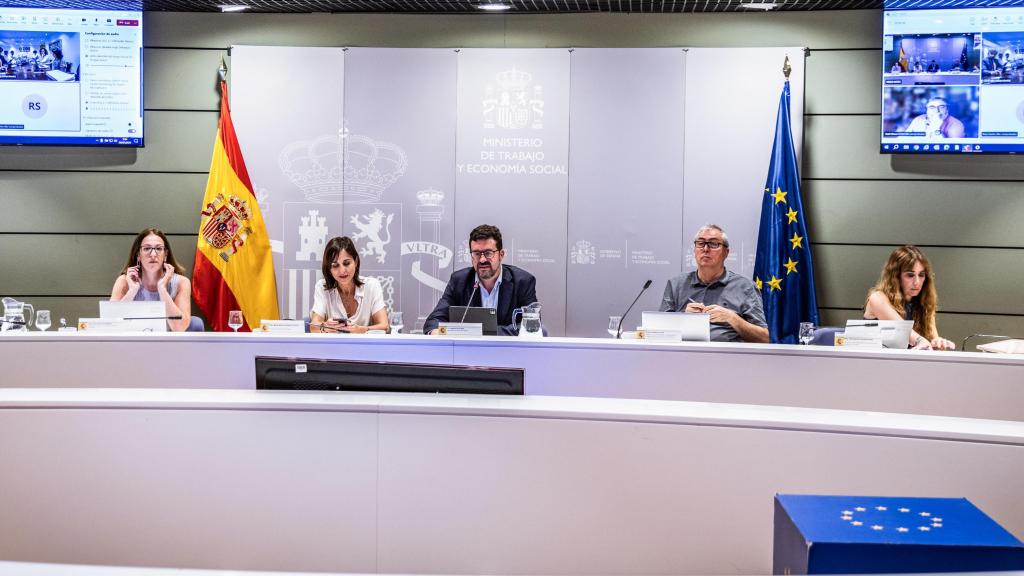 En el centro, el secretario de Estado de Trabajo, Joaquín Pérez Rey, durante la reunión de este lunes.