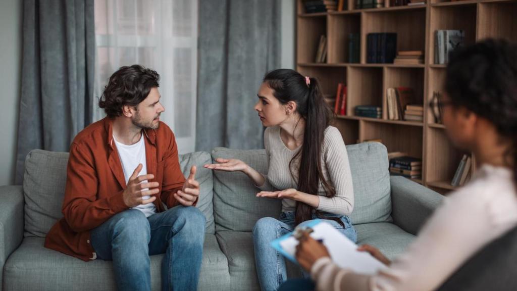 Pareja discutiendo frente a una psicoanalista.