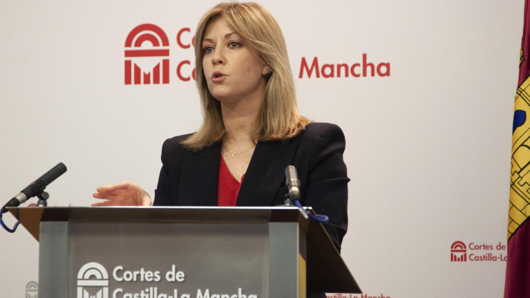Ana Isabel Abengózar, en rueda de prensa en las Cortes de Castilla-la Mancha.