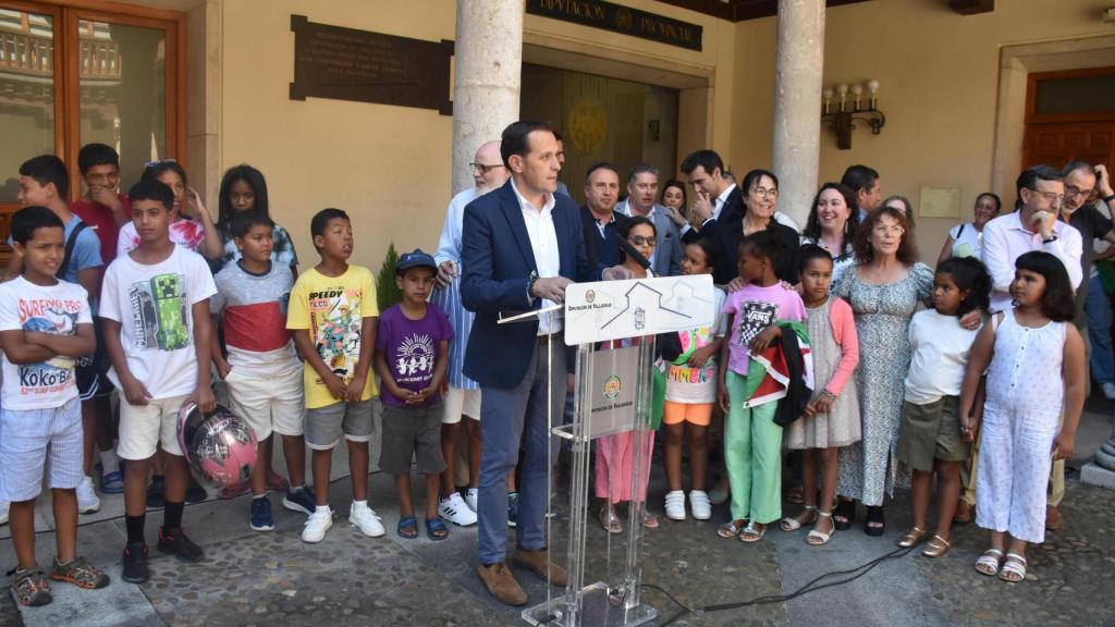 El presidente de la Diputación, Conrado Íscar, con los pequeños