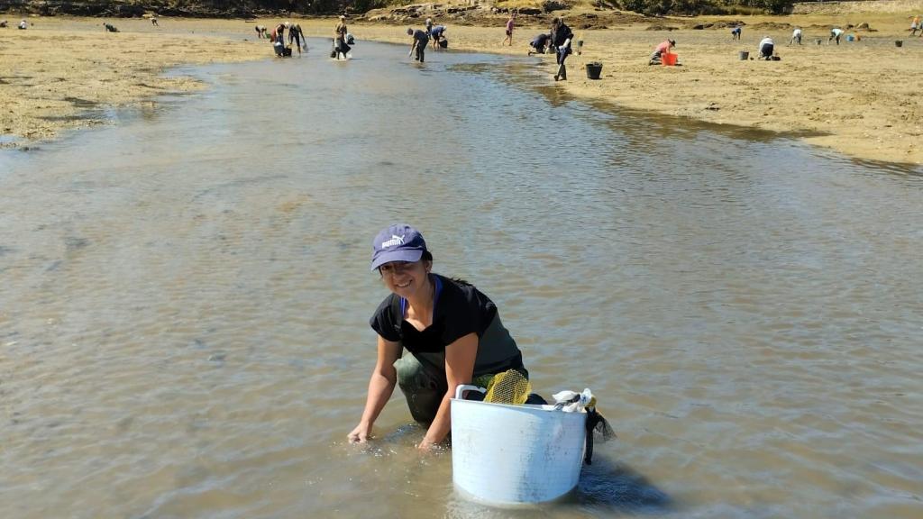 Elena Saldaña, mariscadora a pie de la ría de Arousa, en una jornada de trabajo en el mar.