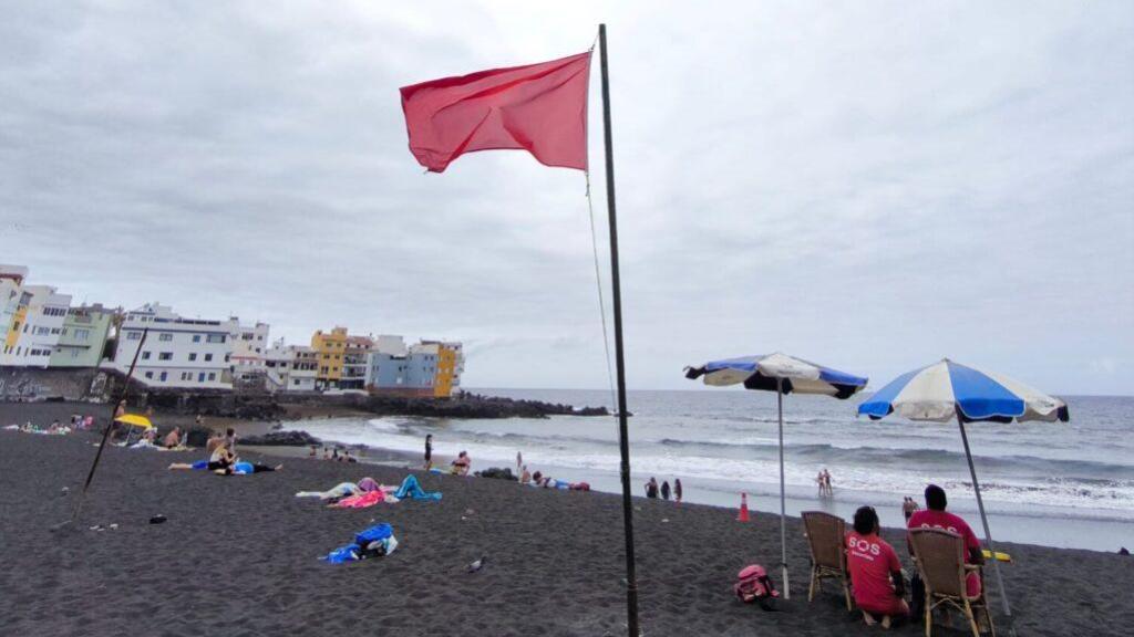 Bandera roja en Playa Jardín.