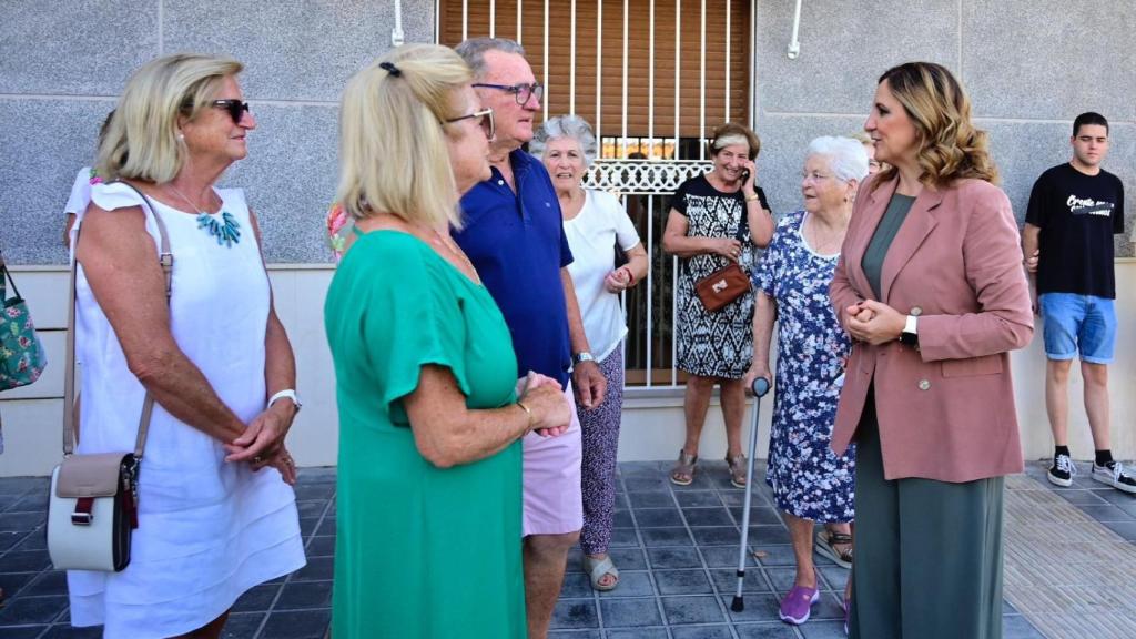 María José Catalá junto con los vecinos de El Saler