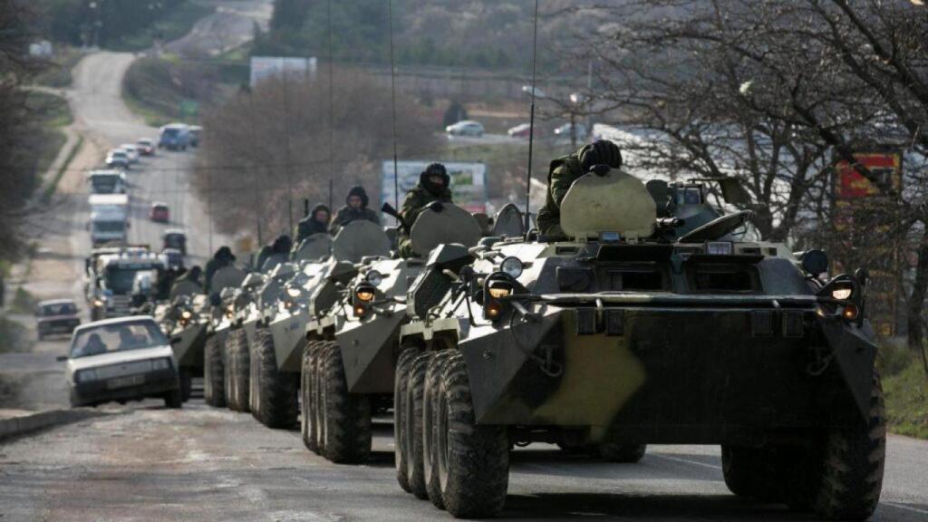 Un convoy de tanques rusos participando en la ocupación de Crimea, cerca de Sebastopol, el 10 de marzo de 2014.