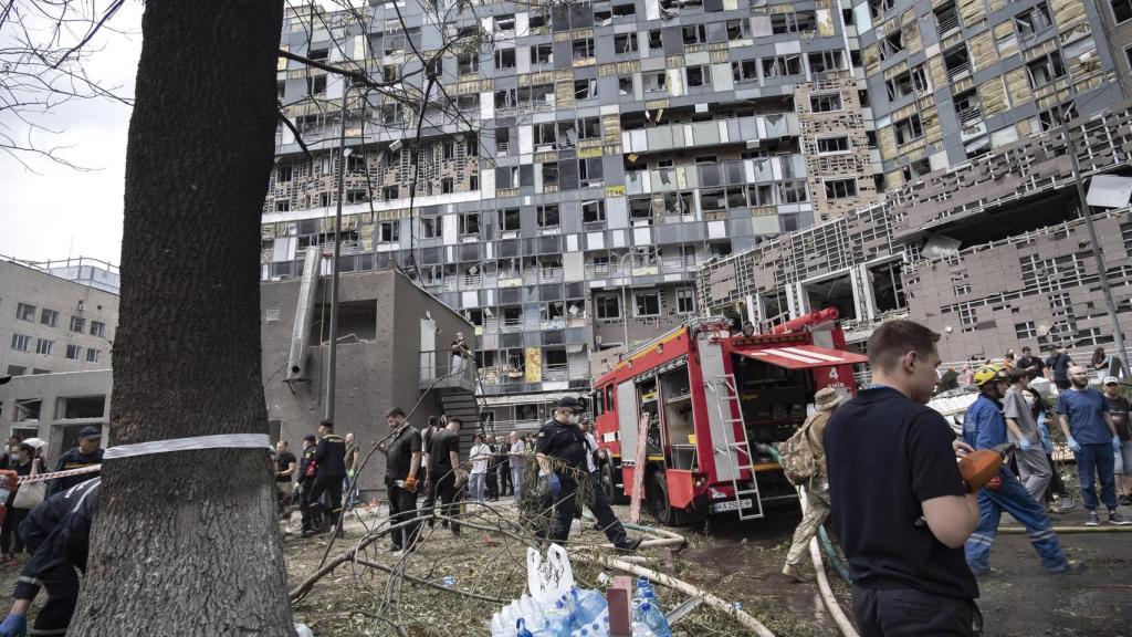 Vista general del edificio principal del hospital infantil de Kiev, que también quedó gravemente dañado por el misil ruso.