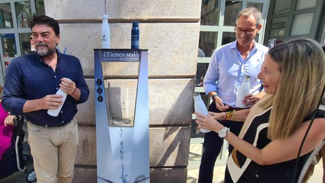 El surtidor instalado en la puerta del mercado central.