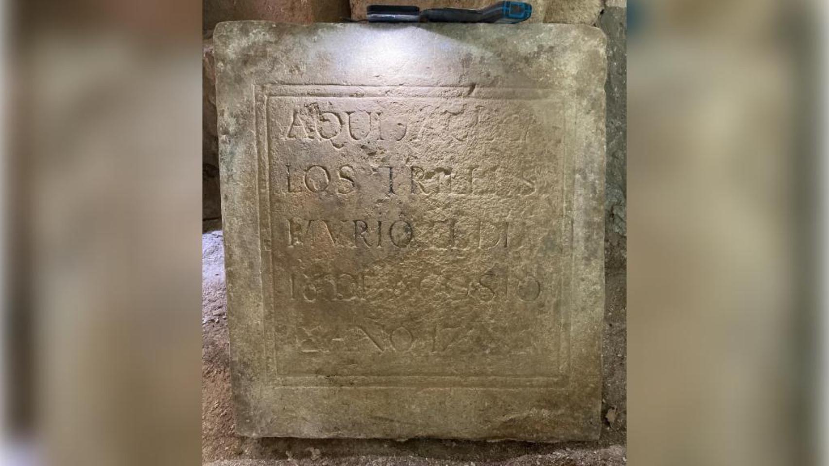 La lápida funeraria del siglo XVIII encontrada en la Casa Bolufer de Xàbia.