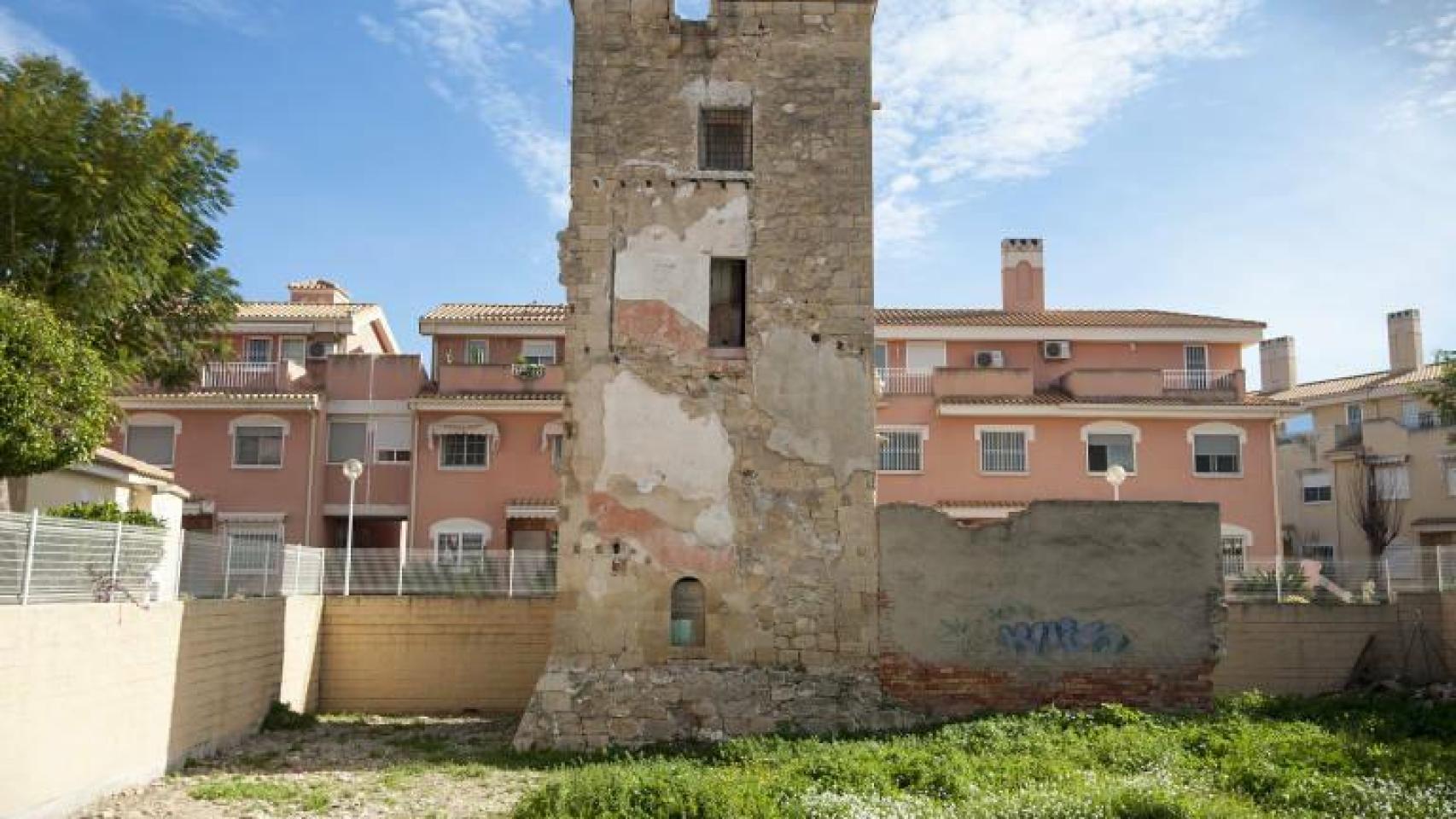 La Torre Placia de Alicante en su ubicación actual, entre viviendas en Clara Campoamor.