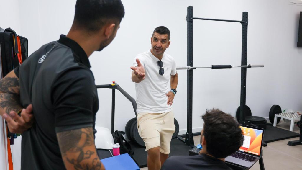 El entrenador, Rubén Torrecilla, durante las pruebas médicas a sus jugadores.