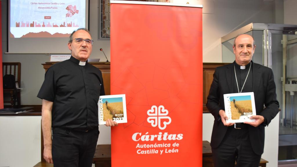 El presidente de Cáritas Autonómica de Castilla y Léon, Antonio Jesús Martín e Lera; y el obispo de Astorga y obispo acompañante de Cáritas Autonómica, Jesús Fernández González