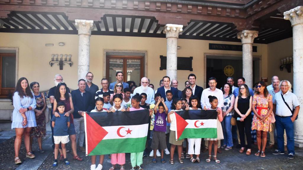 Foto de familia de la recepción en Diputación a los 34 pequeños del Sáhara
