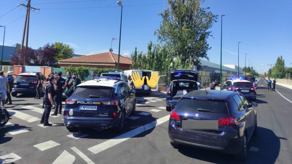 Imagen del momento de la detención del acusado tras estrellarse contra los vehículos de la Policía Nacional y de la Guardia Civil en Valladolid