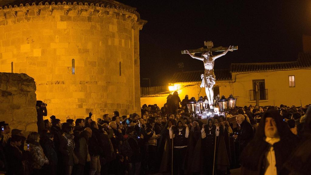 Procesión de la Hermandad Penitencial de las Capas Pardas a su salida de San Claudio de Olivares