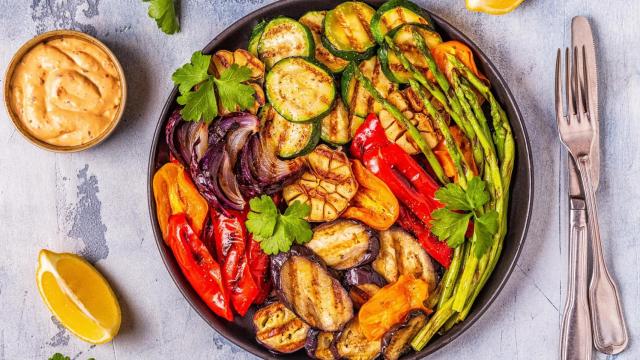 Un plato de verduras a la brasa