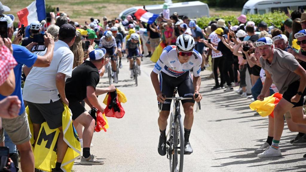 Remco Evenepoel ataca en la novena etapa del Tour de Francia 2024.