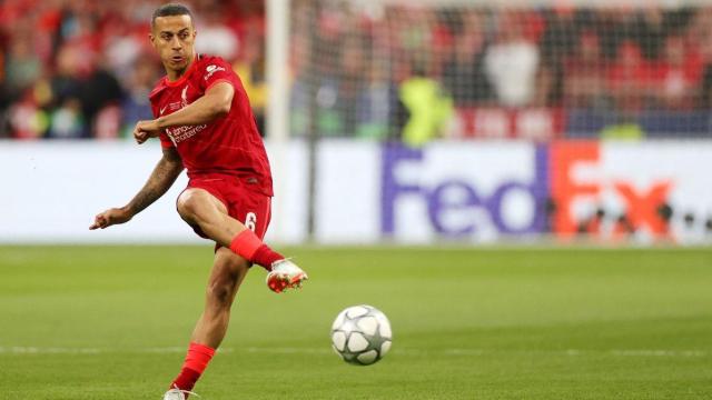 Thiago durante un partido de Champions con el Liverpool.