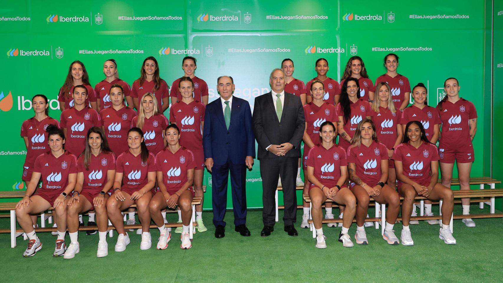 Ignacio Galán junto a la Selección Femenina de Fútbol. Foto: Iberdrola.
