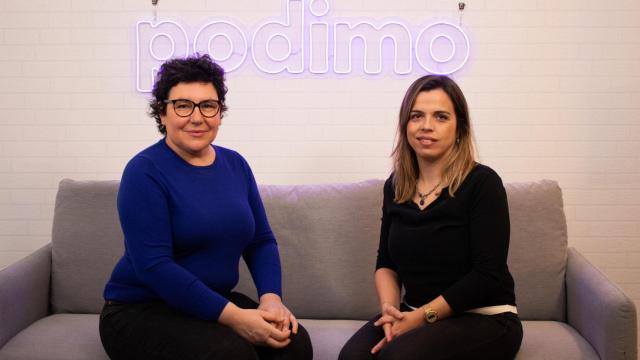 Inés García, Head of Content de Podimo e Isabel Salazar, Country Manager en España de Podimo  en el estudio de la plataforma de pódcast.