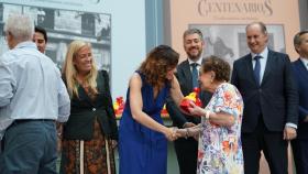 Ayuso entrega uno de los reconocimientos a los establecimientos centenarios de Madrid.