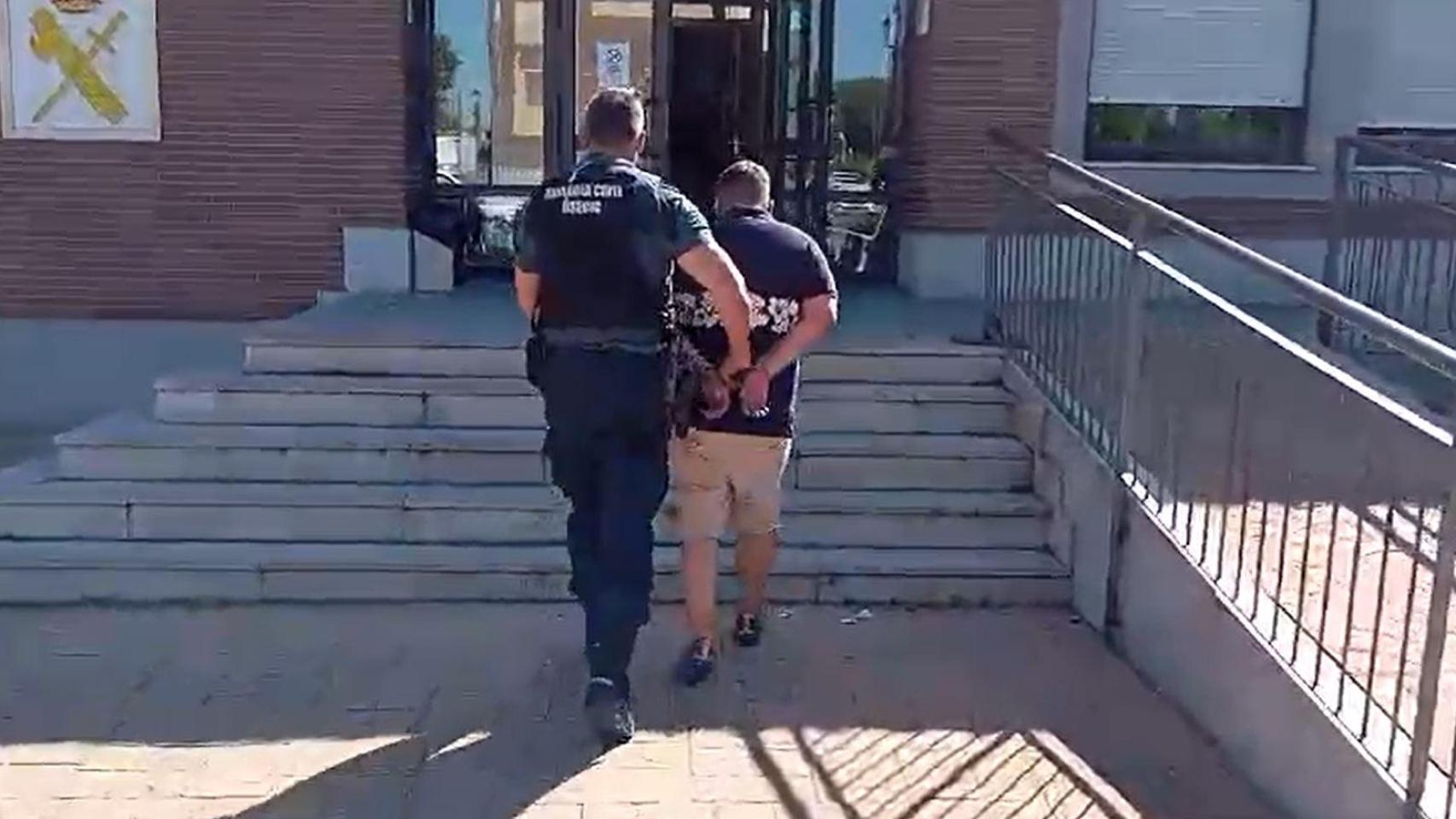 Momento de la detención por un agente de la Guardia Civil.