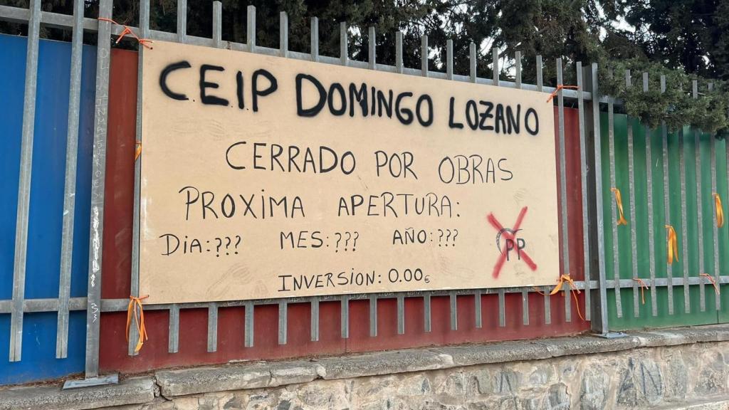 Pancarta en la entrada del CEIP Domingo Lozano.