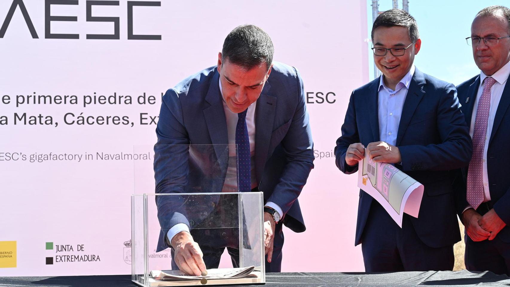 Pedro Sánchez deposita objetos conmemorativos  en el acto de colocación de la primera piedra de la gigafactoría de AESC.