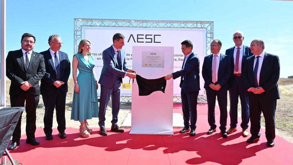 El presidente del Gobierno, Pedro Sánchez, descubre una placa en el emplazamiento de las futuras instalaciones de AESC.