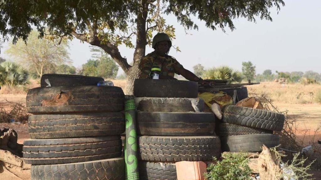 Un soldado togolés vigila Yemboate, un puesto fronterizo del norte de Togo con Burkina Faso.