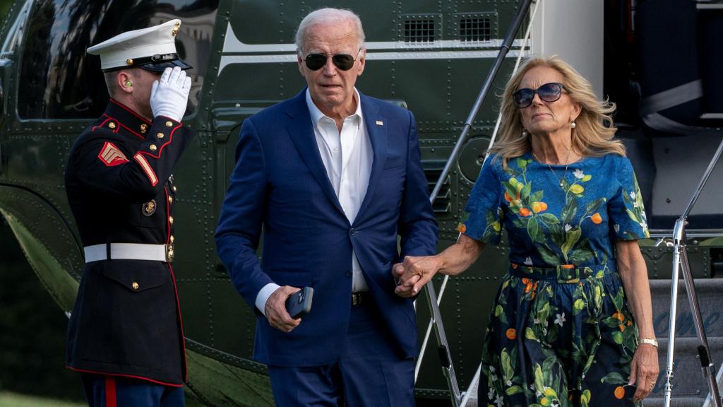 El presidente de EEUU, Joe Biden, y su esposa Jill llegando este lunes a la Casa Blanca.