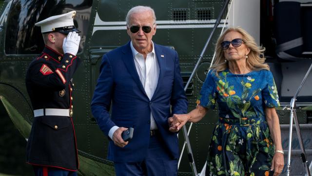 El presidente de Estados Unidos, Joe Biden, y su esposa Jill llegando este lunes a la Casa Blanca.