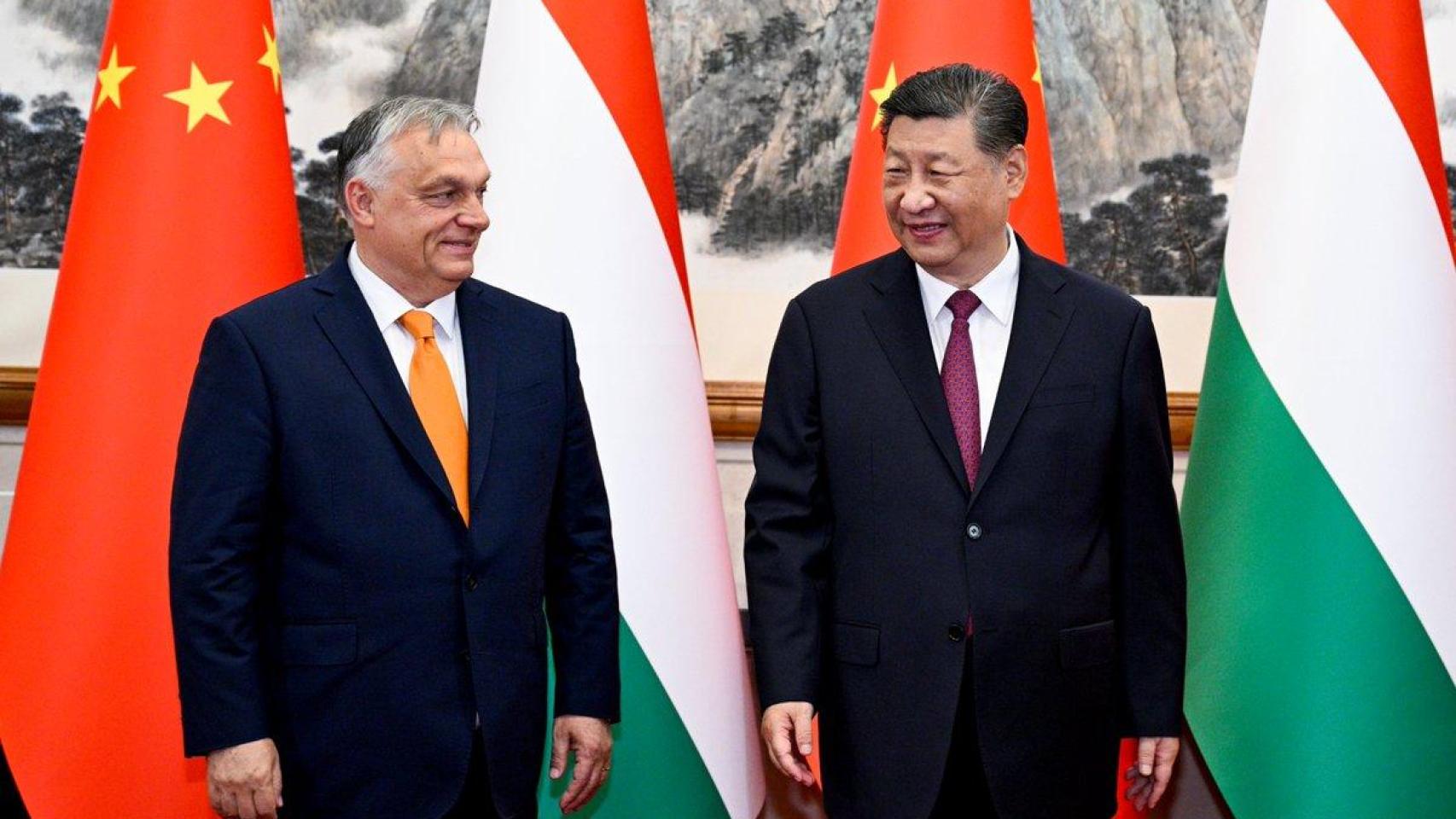 Xi Jinping y Víktor Orbán en Pekín.