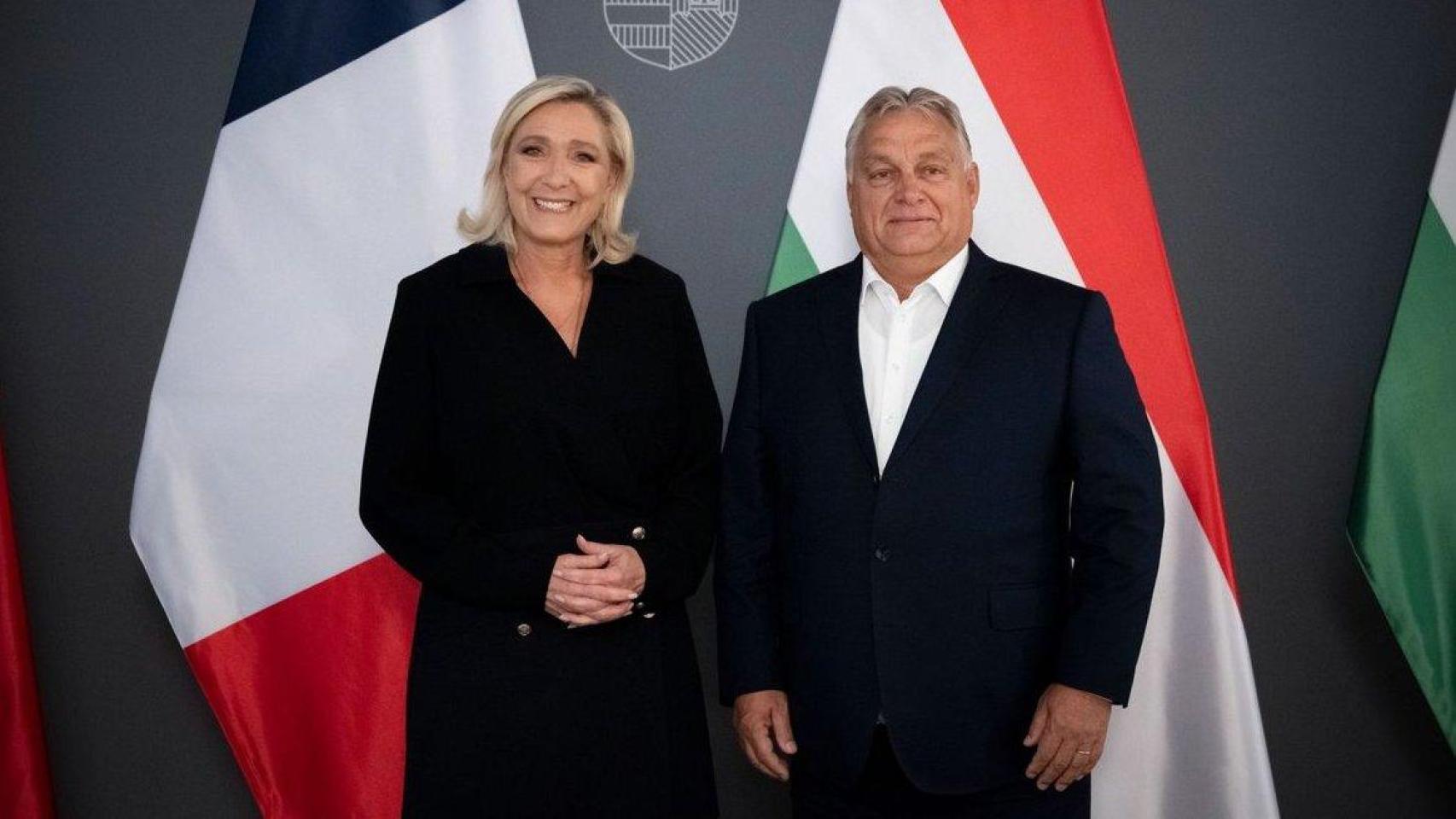 Marine Le Pen se ha sumado este lunes al grupo Patriotas por Europa de Viktor Orbán