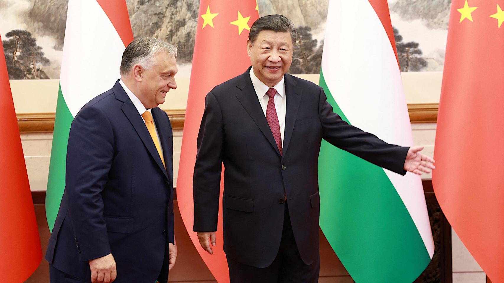 El presidente chino, Xi Jinping, saluda al primer ministro húngaro, Viktor Orbán, durante su visita sorpresa a Pekín este lunes