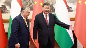 El presidente chino, Xi Jinping, saluda al primer ministro húngaro, Viktor Orbán, durante su visita sorpresa a Pekín este lunes