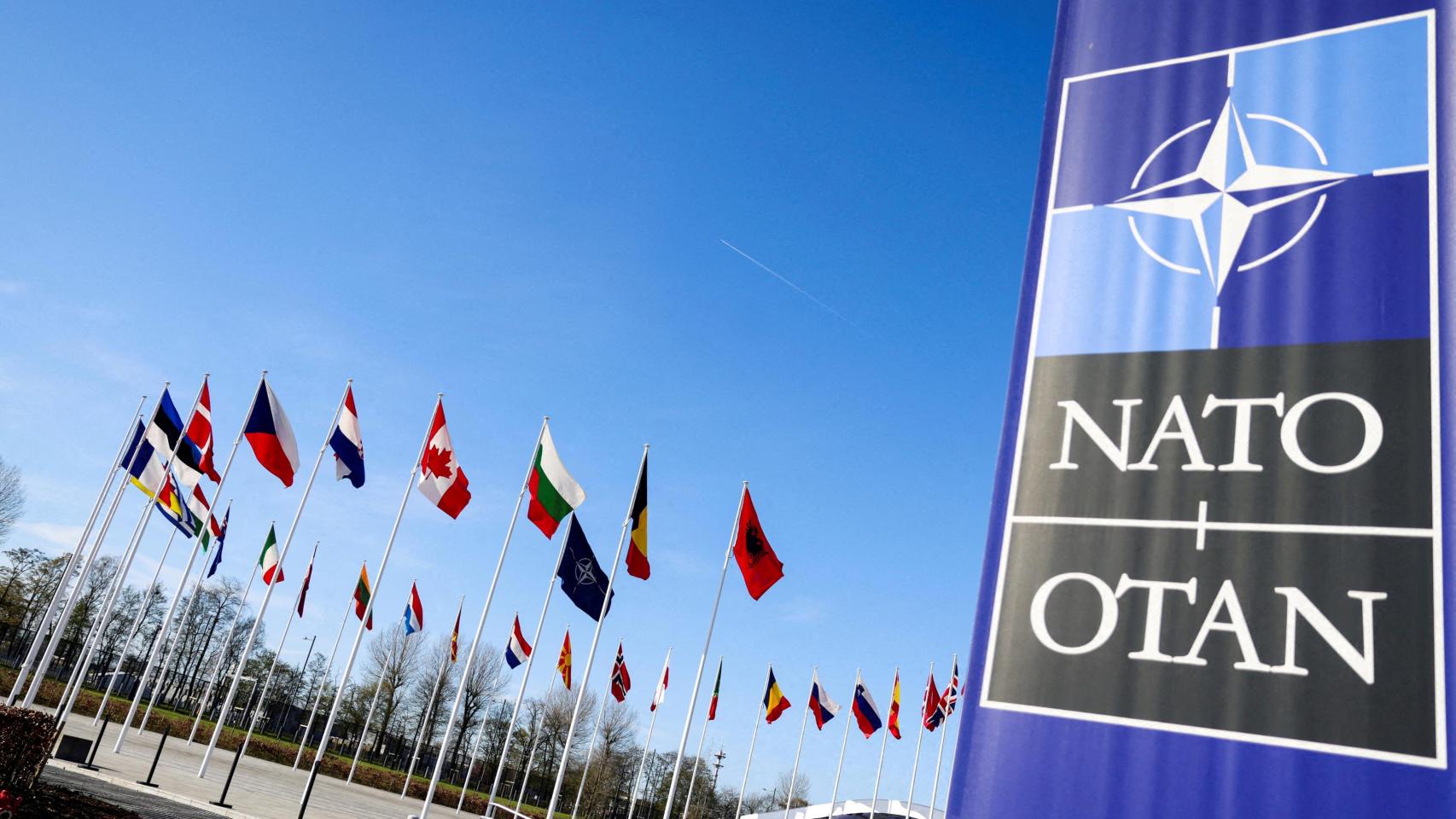 Las banderas de los aliados ondean en la sede de la OTAN en Bruselas