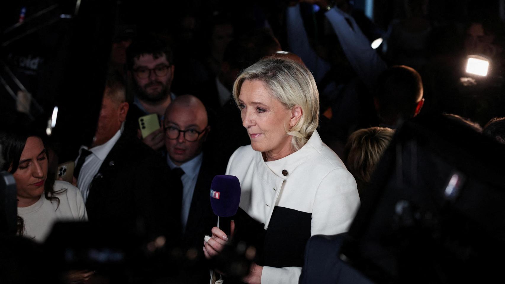 Marine Le Pen habla con los periodistas tras los resultados de la segunda vuelta de las elecciones.